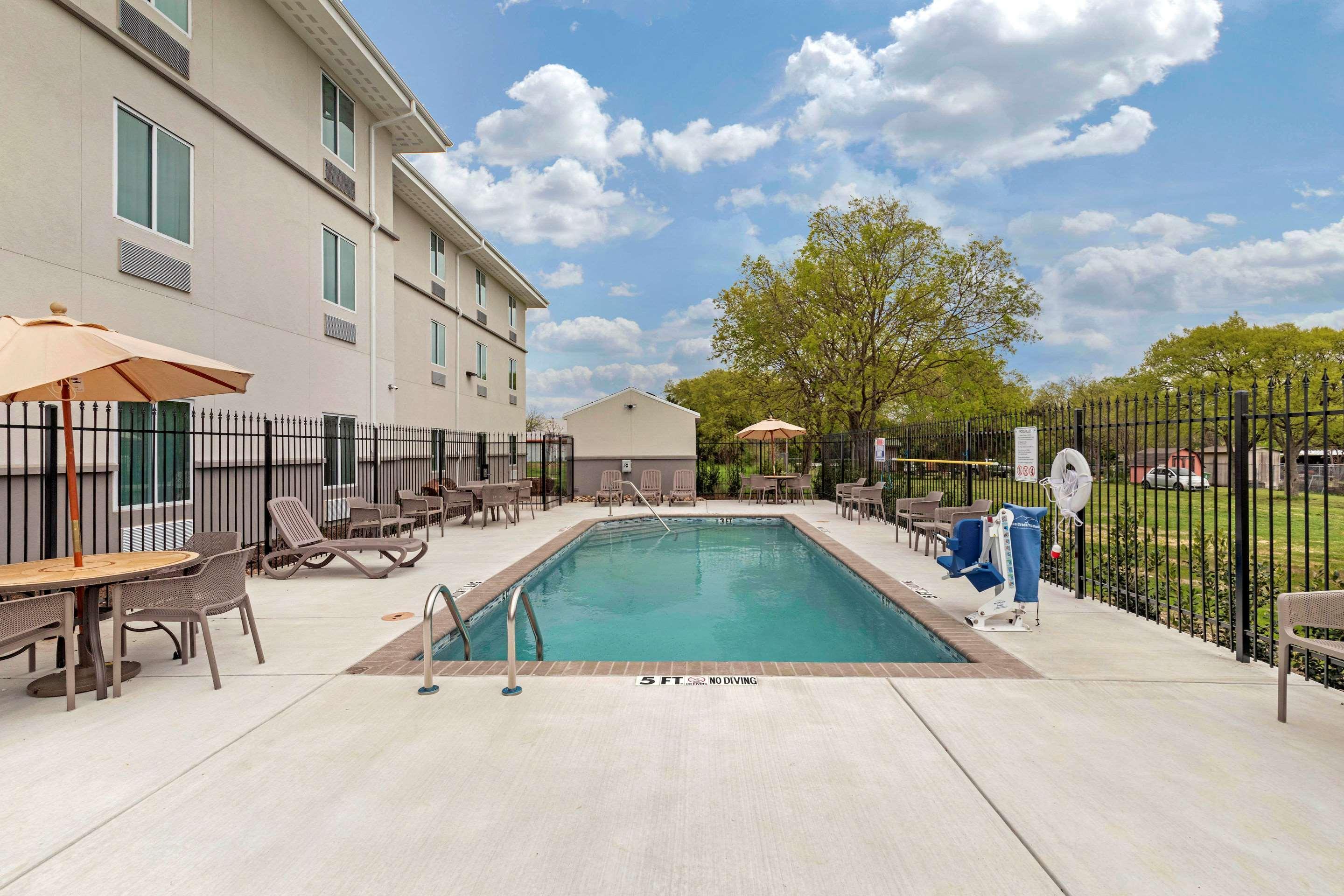 Mainstay Suites Lancaster Dallas South Екстер'єр фото